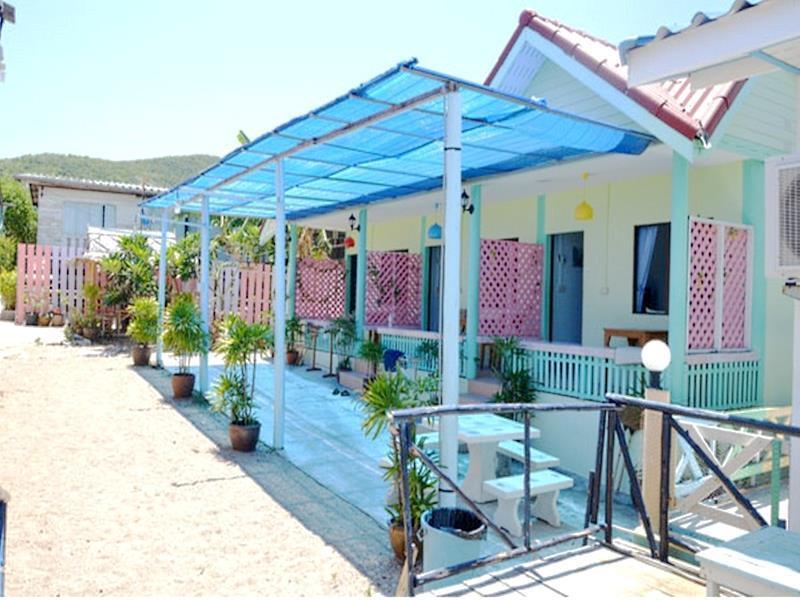 Hotel Baan Coconut At Koh Larn Esterno foto